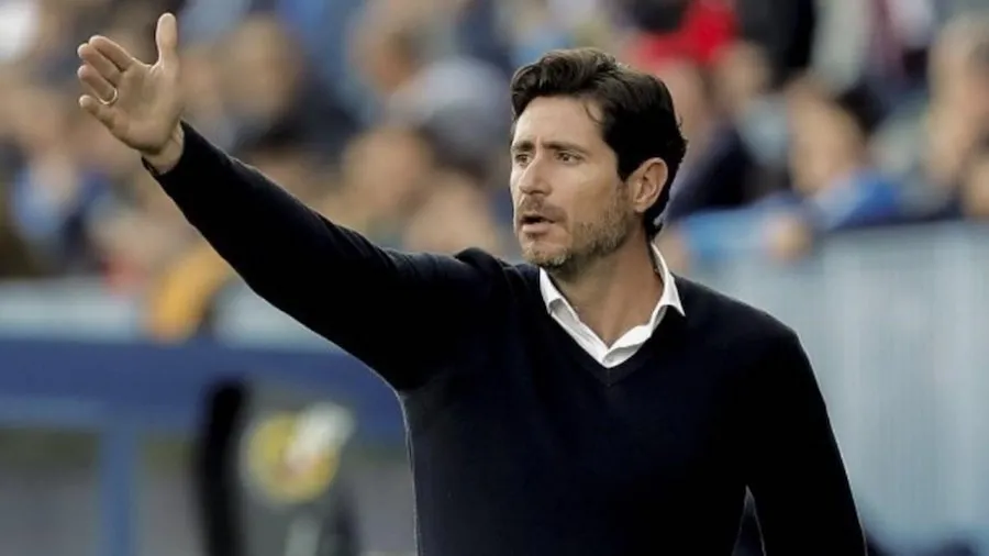 Nu dans une vidéo, le coach de Málaga se fait lourder