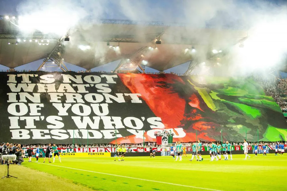 Quand les Ultras du Legia Varsovie transforment une voiture en ambulance