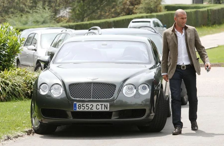 Il se fait percuter par Zidane en voiture et repart avec un selfie