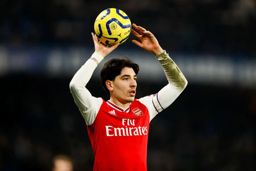 À Arsenal, Bellerín prend la pose avec l&rsquo;équipe féminine