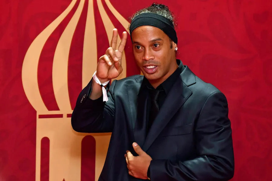 Faux passeport : Ronaldinho remis en liberté&#8230; puis de nouveau arrêté