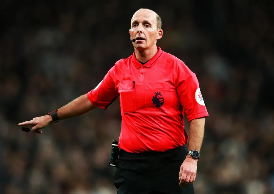 Mike Dean confesse insulter les arbitres quand il va au stade