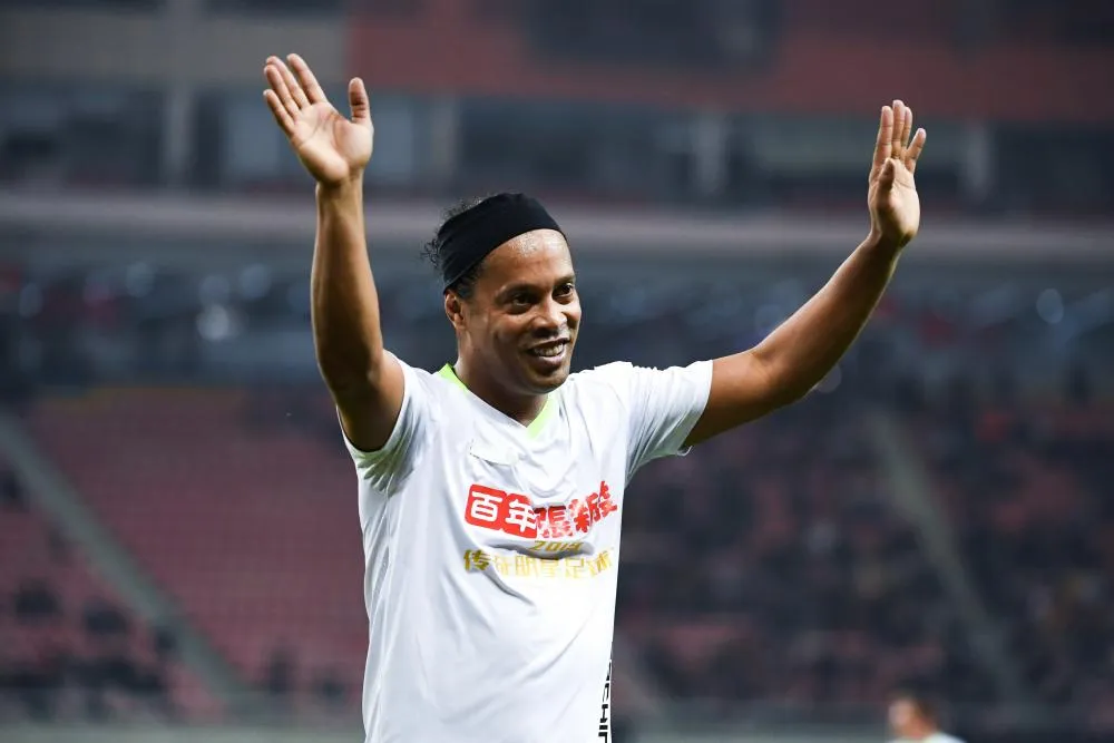 Toujours en prison, Ronaldinho s&rsquo;occupe en jouant au foot-volley