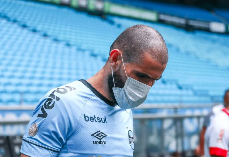 Munis de masques, les joueurs de Grêmio protestent contre la poursuite du championnat