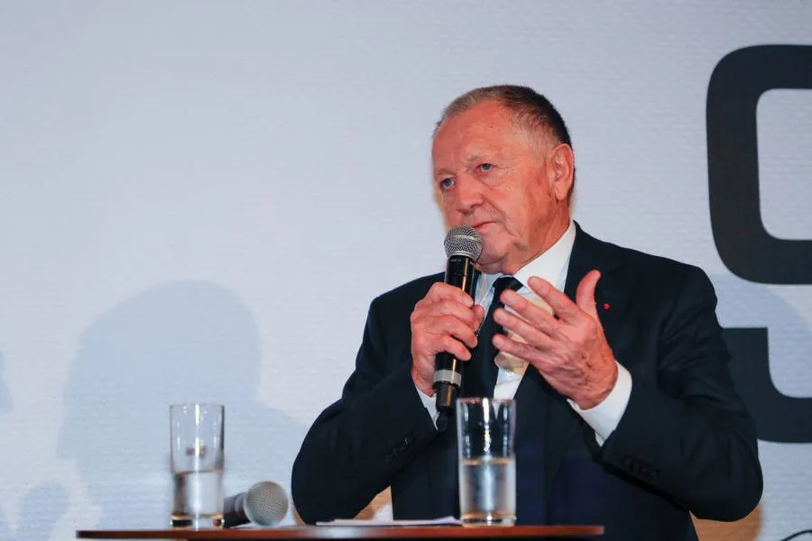 Aulas baisse son salaire de 30%