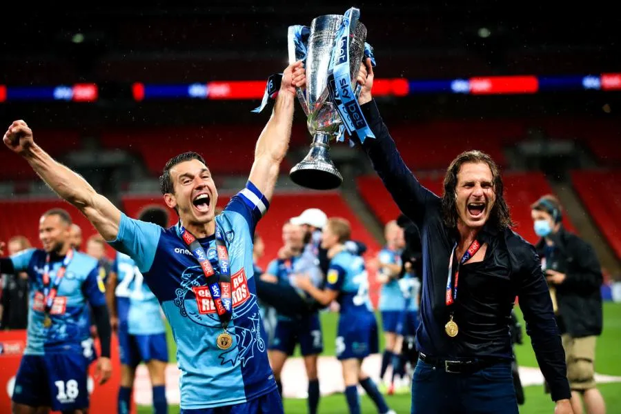 Le boss de Wycombe remet le trophée à un fan de 97 ans confiné