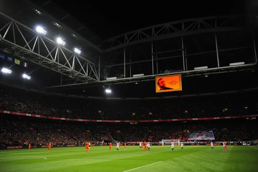 La statue de Johan Cruyff devant le stade de l&rsquo;Ajax dévoilée