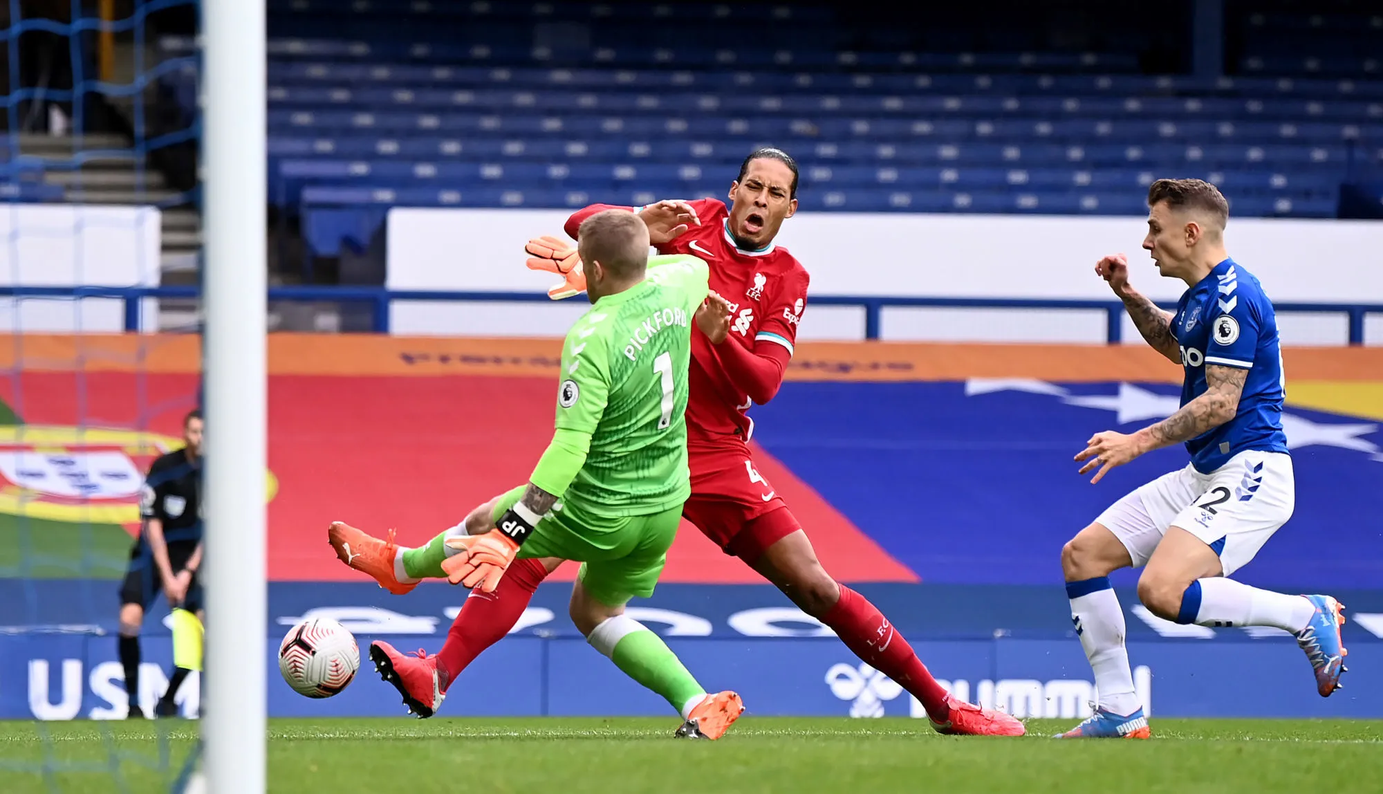 Virgil van Dijk blessé au genou après un contact avec Jordan Pickford