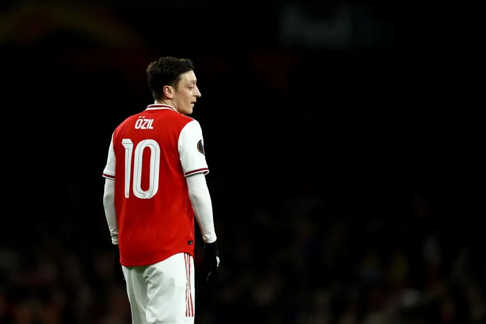 Mesut Özil vient en aide à des écoliers anglais défavorisés