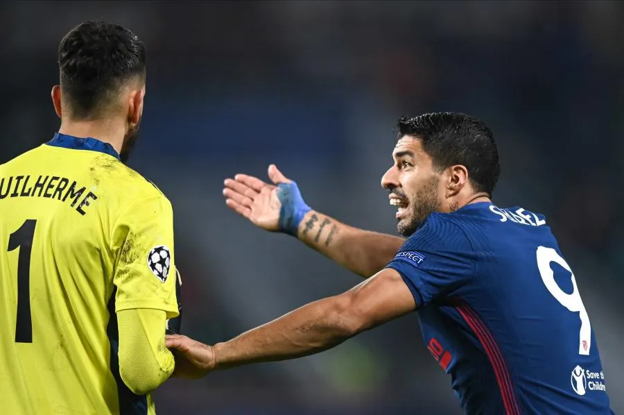 Luis Suárez prend un jaune pour avoir regardé la VAR