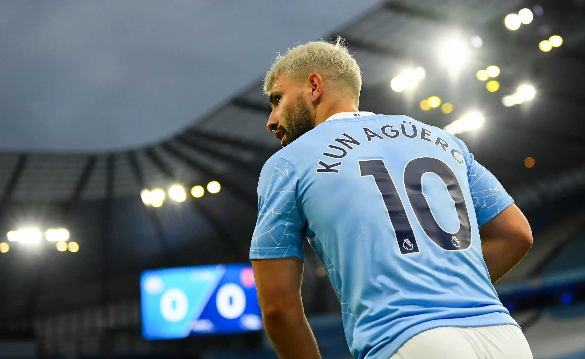 L&rsquo;étrange geste de Sergio Agüero sur l&rsquo;arbitre assistant contre Arsenal