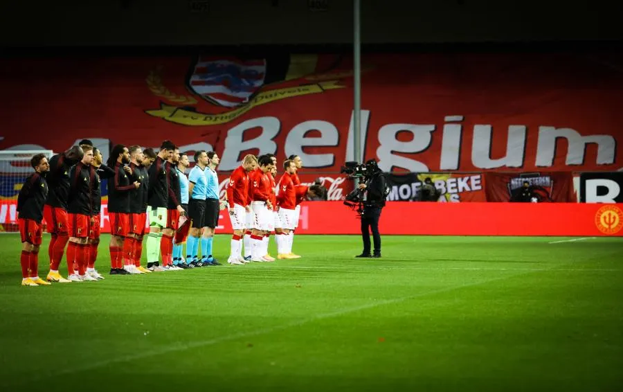 Un avis de recherche géant dans les tribunes pendant Belgique-Danemark