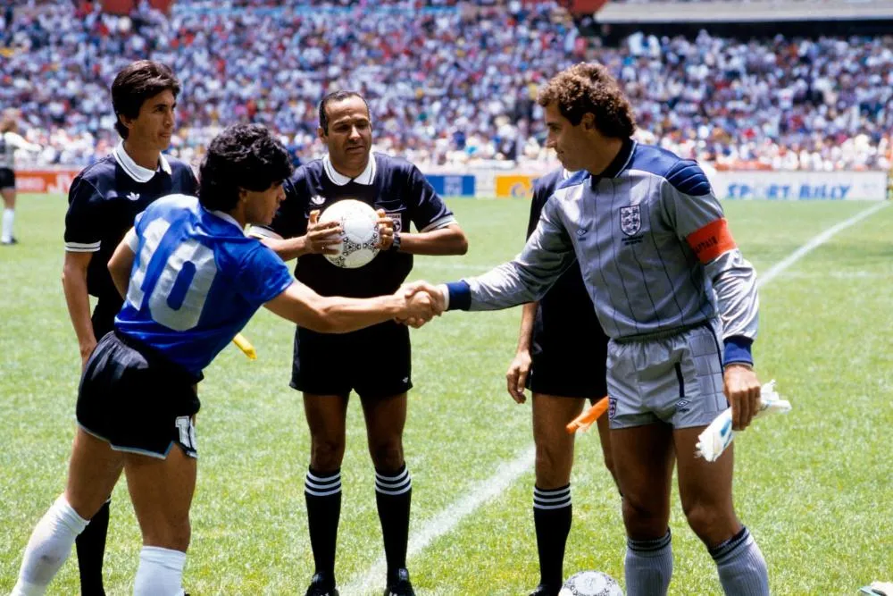 L’arbitre qui n’a pas vu « la main de Dieu » rend hommage à Maradona