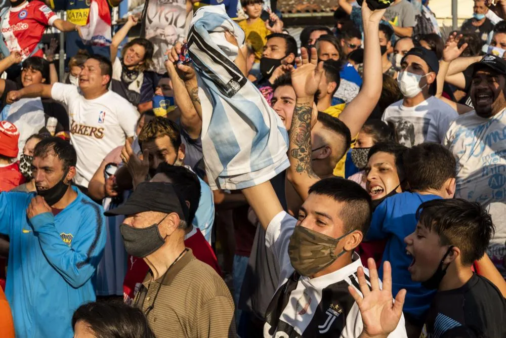 Une foule énorme se forme au palais présidentiel de Buenos Aires pour Maradona