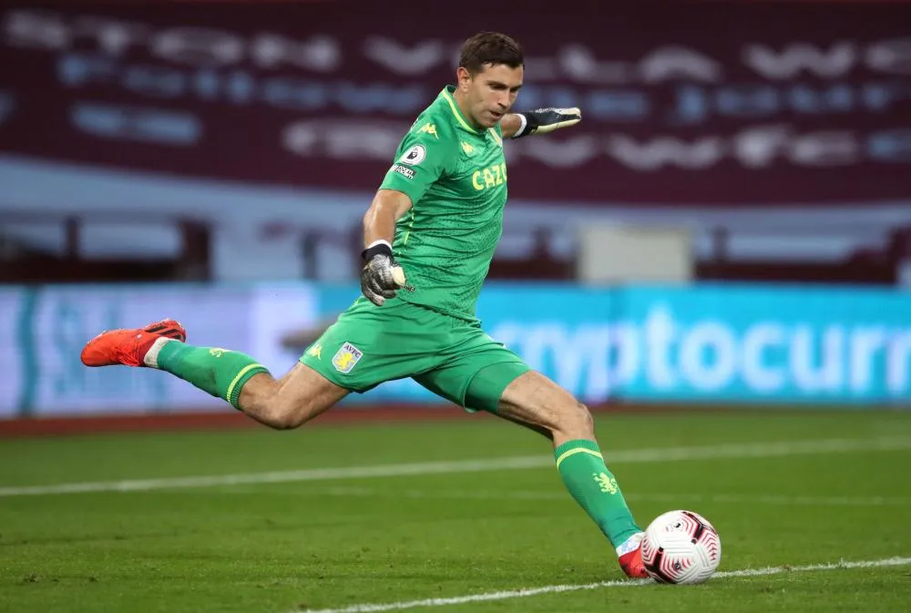 Emiliano Martinez tacle Arsenal