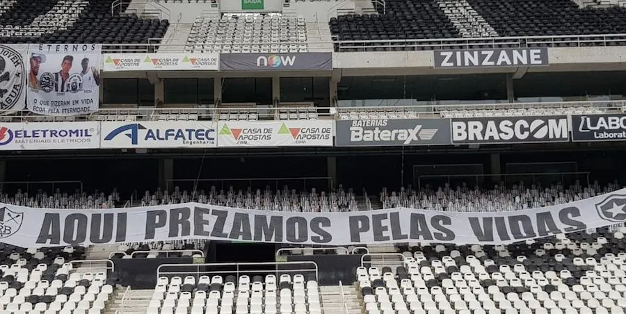 La banderole controversée des supporters de Botafogo face à Flamengo