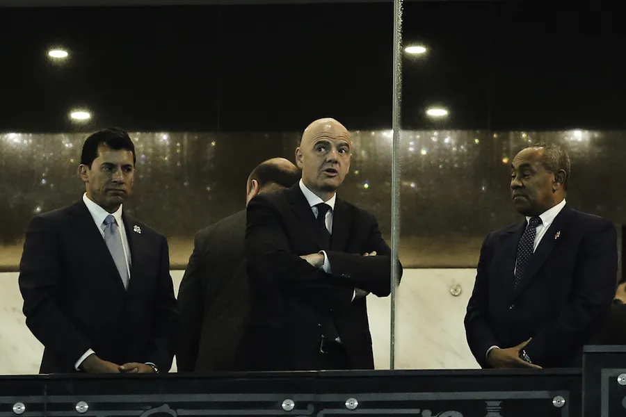 La FIFA et Gianni Infantino veulent améliorer la règle du hors-jeu