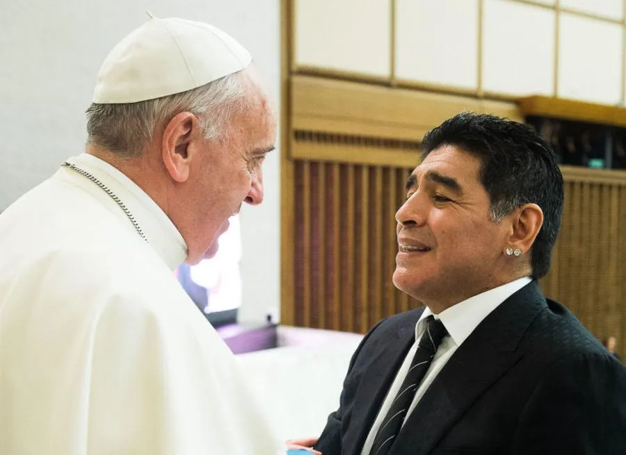 Le pape François salue le « poète » Maradona, mais aussi « l’homme fragile »