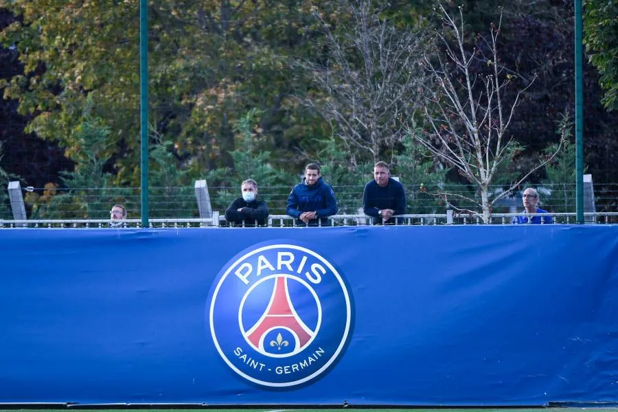 Les ultras parisiens réunis devant le camp de Loges