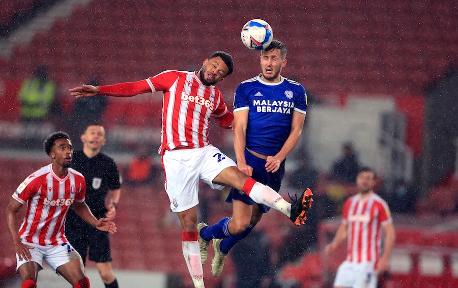 Le but depuis son camp de Will Vaulks face à Brentford