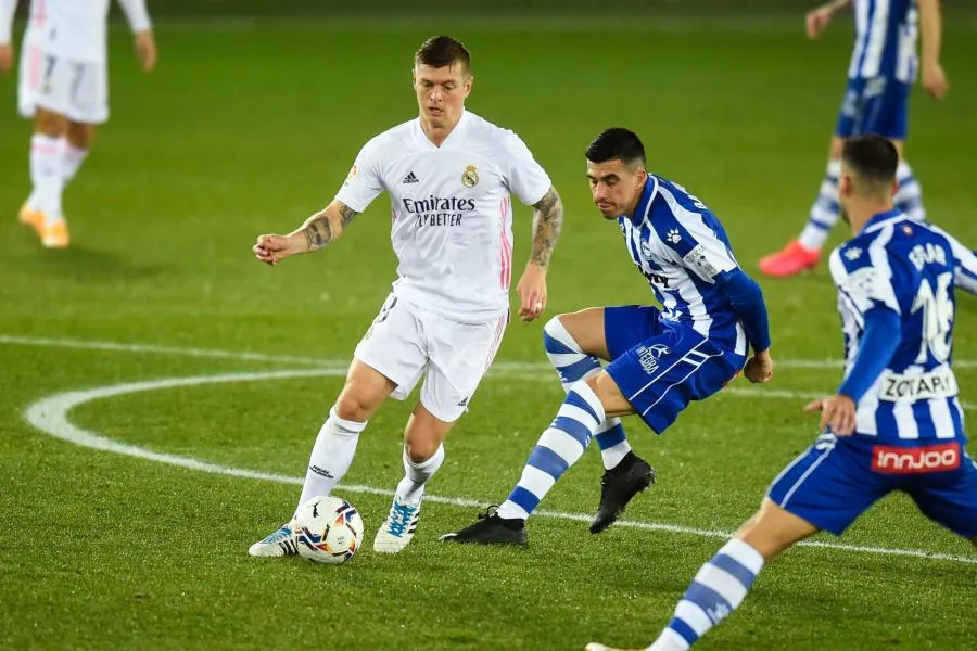 Porté par Benzema, le Real se balade à Alavés