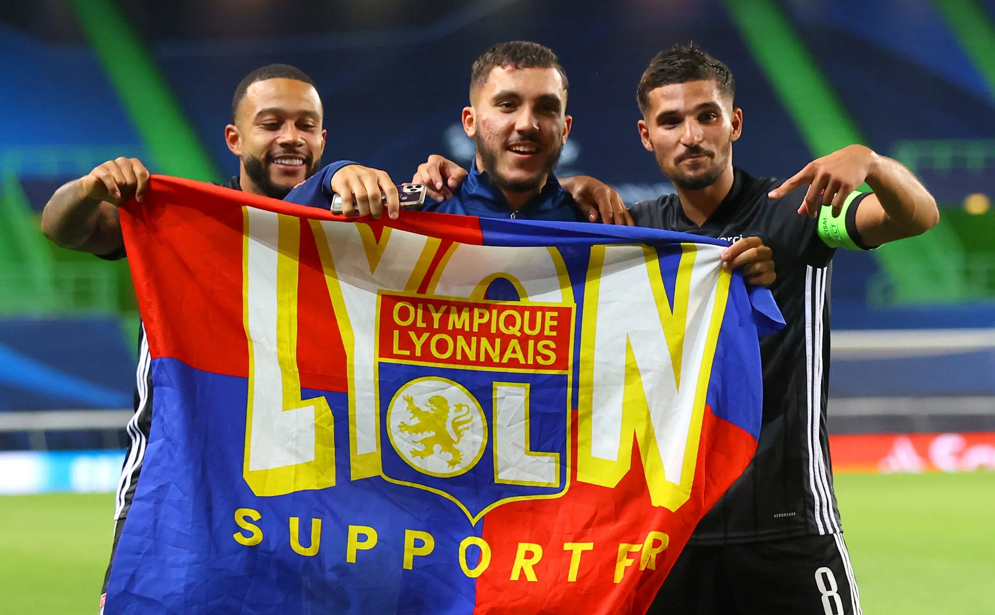 Les supporters de Lyon bouillants avant le départ des joueurs pour Saint-Étienne