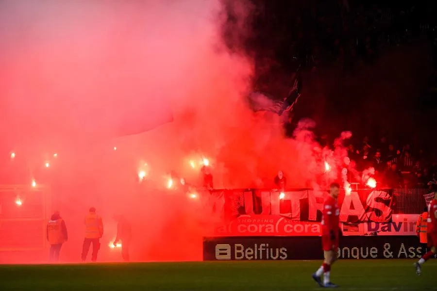 Les fans du Standard pénètrent dans le stade de Charleroi et cassent une lampe