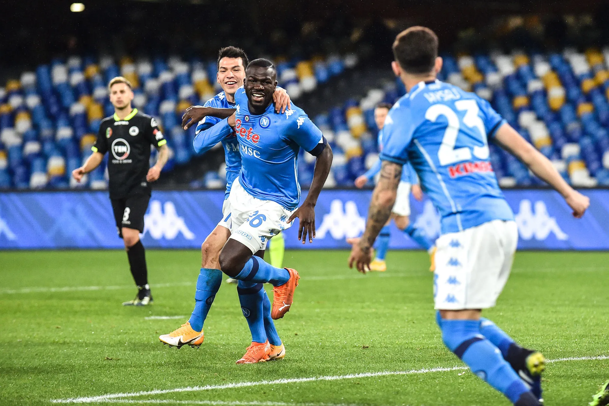 Naples mange La Spezia et rejoint les demies