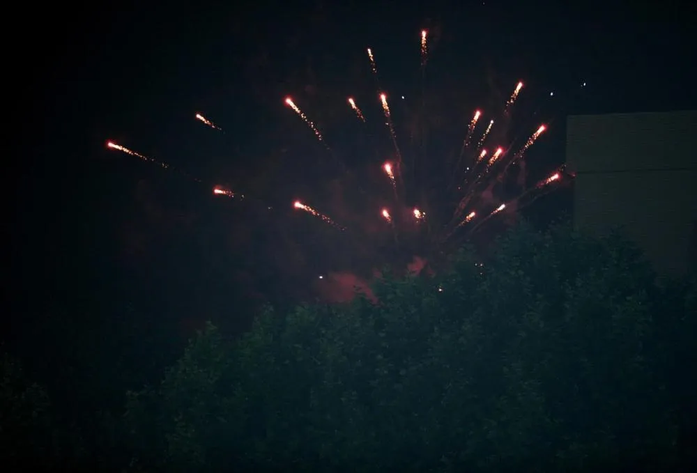 Un feu d&rsquo;artifice tiré en pleine nuit devant l&rsquo;hôtel des joueurs du Barça