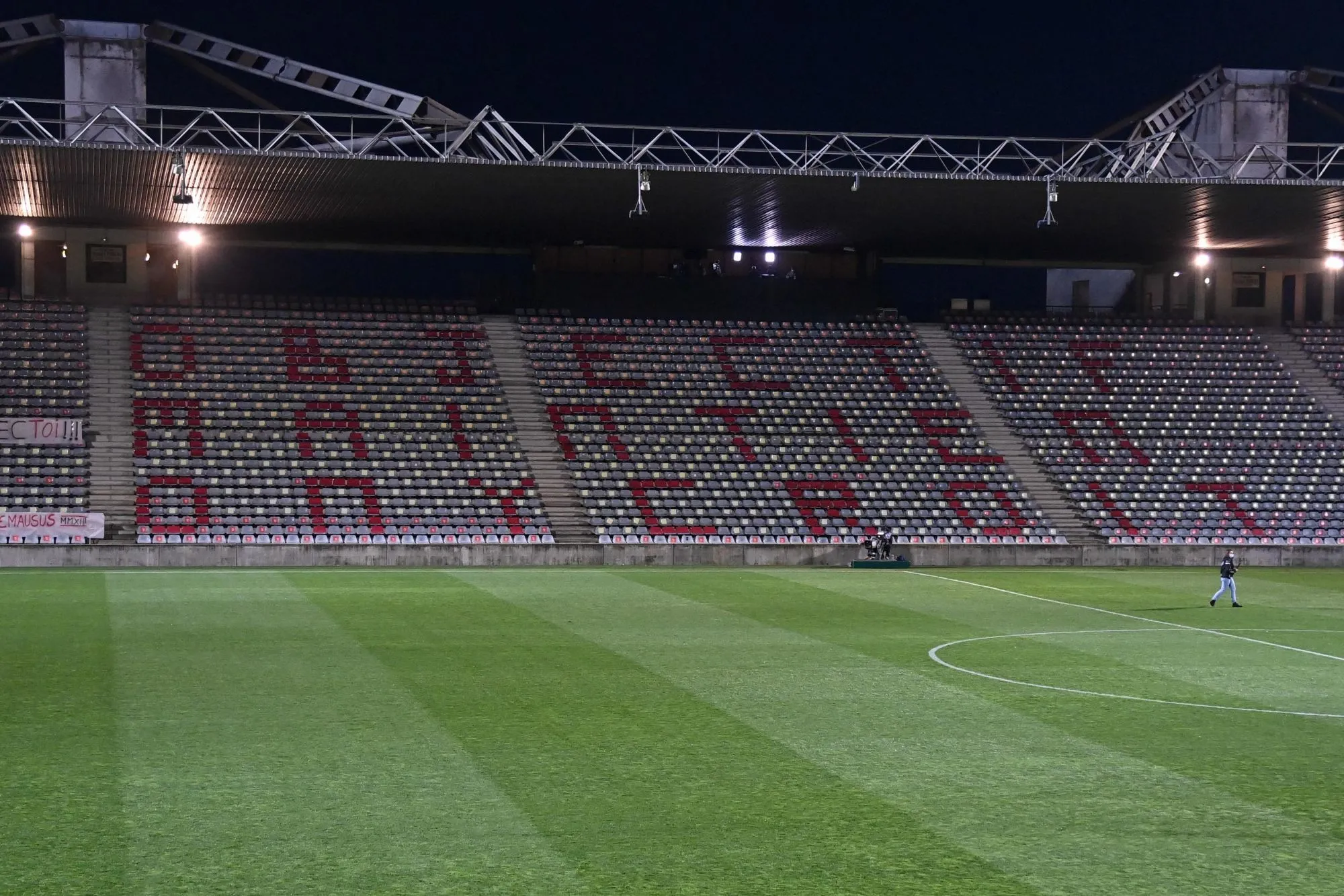 Nouveau regroupement des supporters de Nîmes, avant Nantes