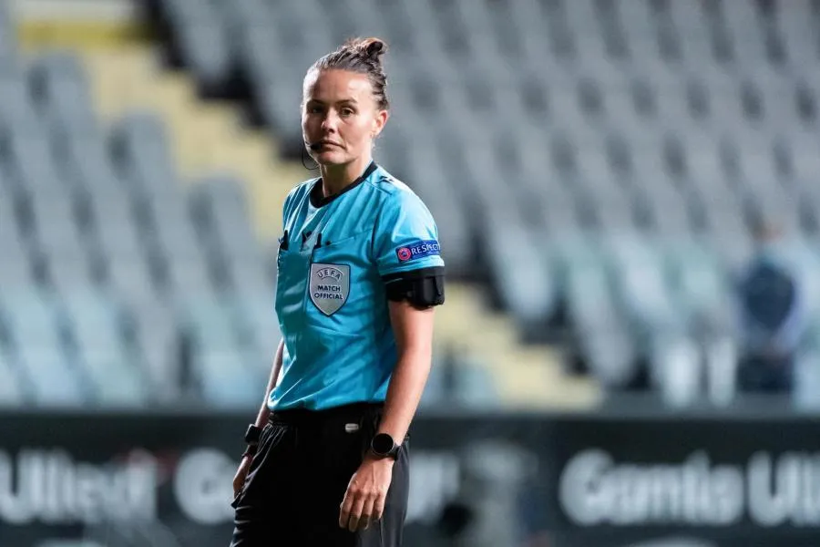 Rebecca Welsh, première femme à arbitrer un match professionnel masculin en Angleterre