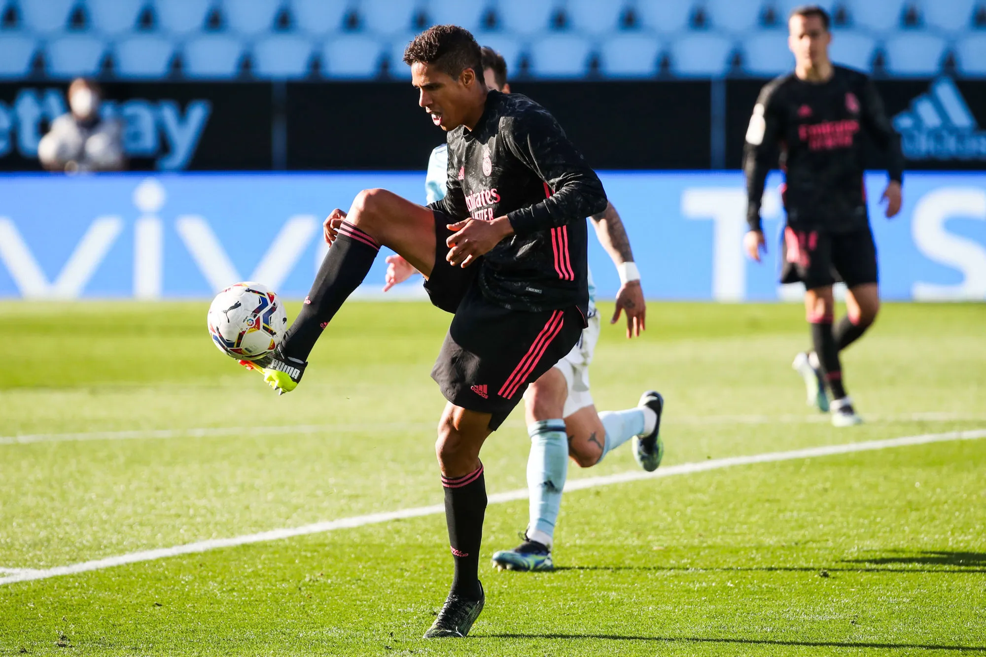 Positif à la Covid-19, Raphaël Varane sera absent contre Liverpool et le Barça