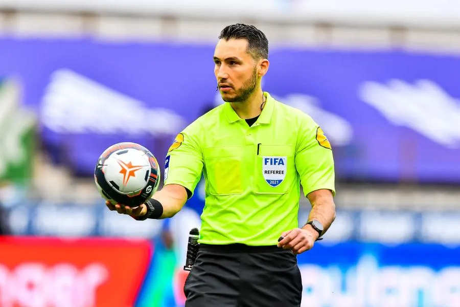 Un échange entre les arbitres français et portugais