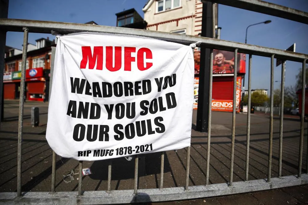 Des supporters pénètrent dans le centre d&rsquo;entraînement de Manchester United