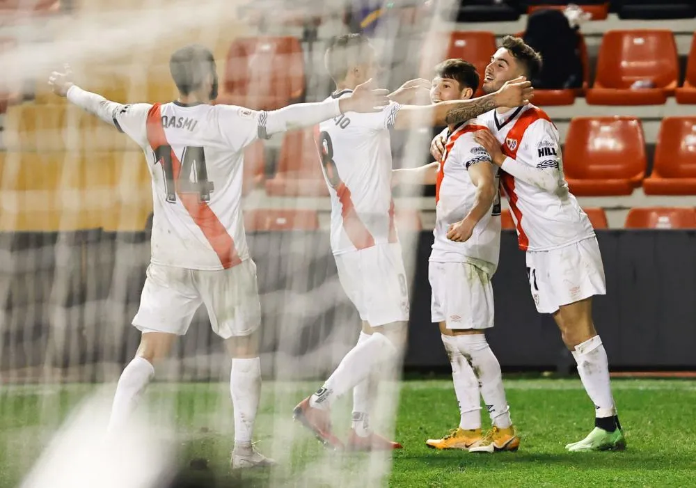 Les supporters du Rayo Vallecano furieux après avoir aperçu deux dirigeants de VOX en tribune