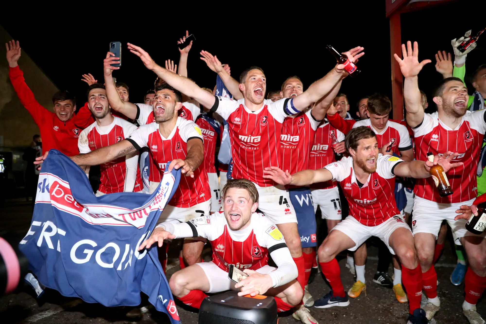 Les joueurs de Cheltenham fêtent leur montée avec leurs supporters