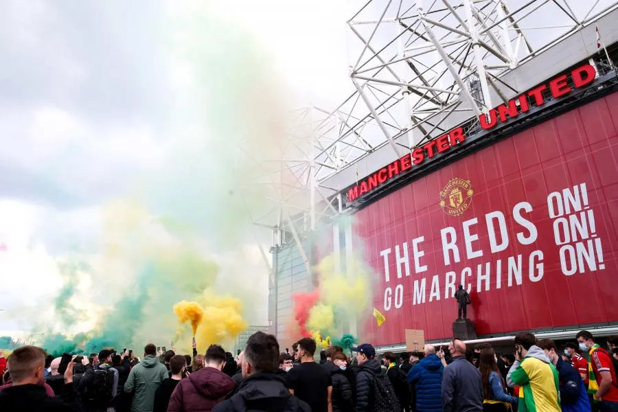 Les fans de Manchester United pénètrent dans Old Trafford et demandent le départ des Glazer