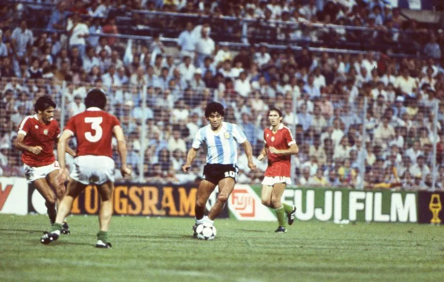 Le premier maillot porté par Maradona lors d’un Mondial a été mis aux enchères