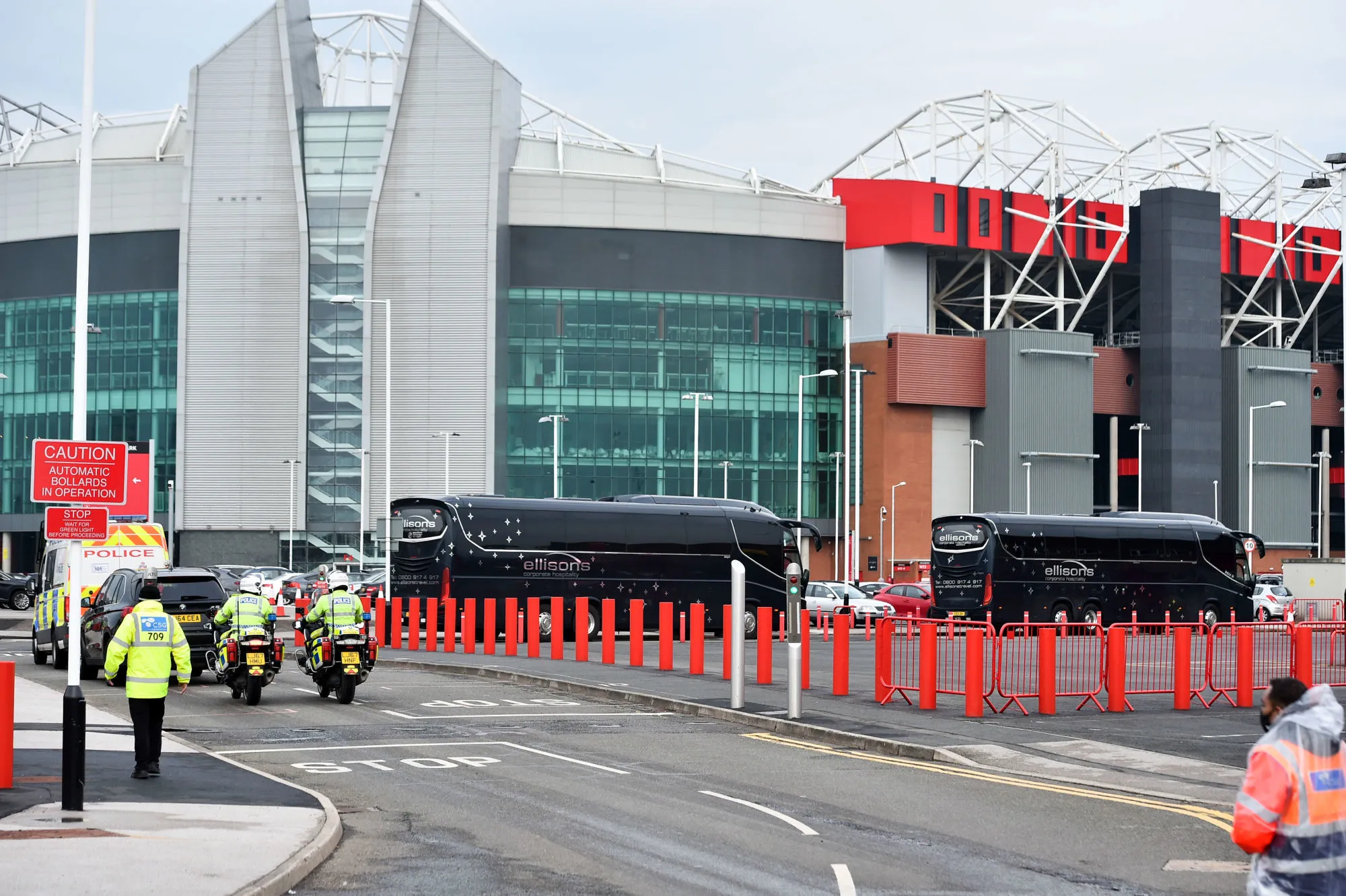 Liverpool utilise un bus vide pour éviter les supporters de MU