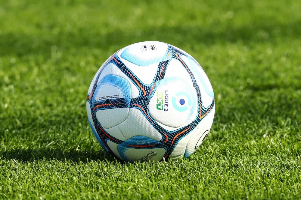 Brésil : Un gardien fonce vers le ballon pour arrêter un penalty