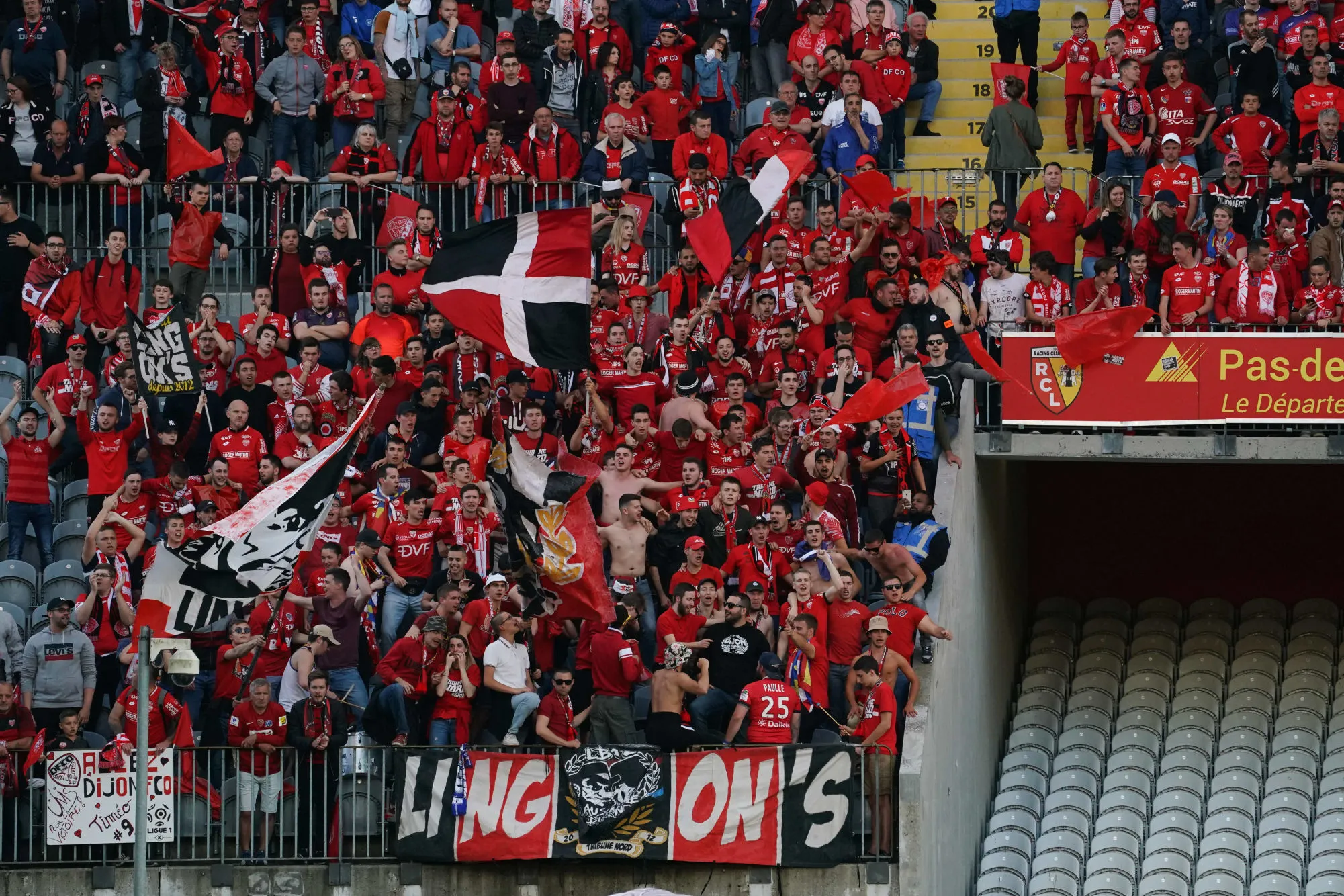 Les fans de Dijon déposent du fumier au centre d&rsquo;entraînement