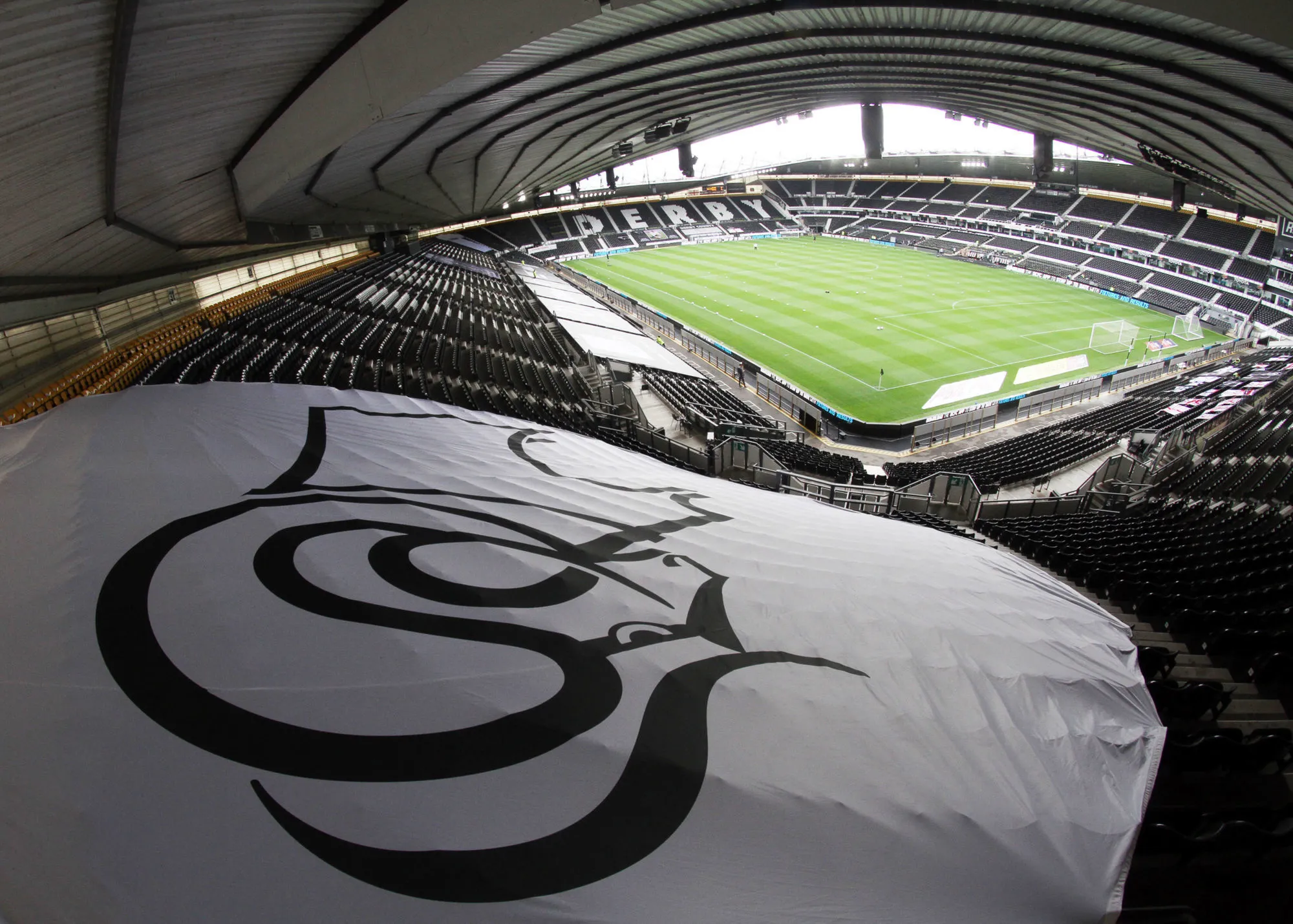 Pour prouver qu’il a les fonds pour racheter Derby County, Erik Alonso poste une vidéo volée sur TikTok