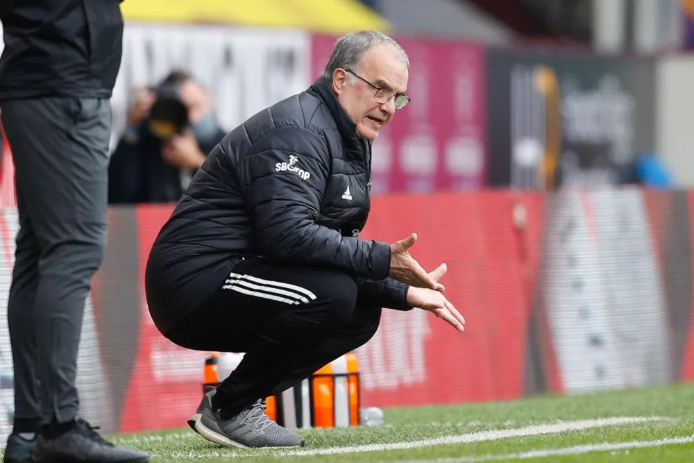 Marcelo Bielsa aperçu en train d&rsquo;entraîner les U11 de Leeds