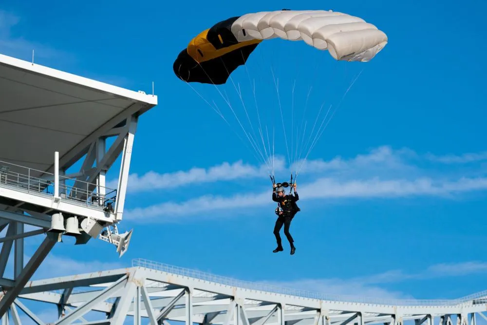 Pologne : Un parachutiste atterrit sur la pelouse en plein match