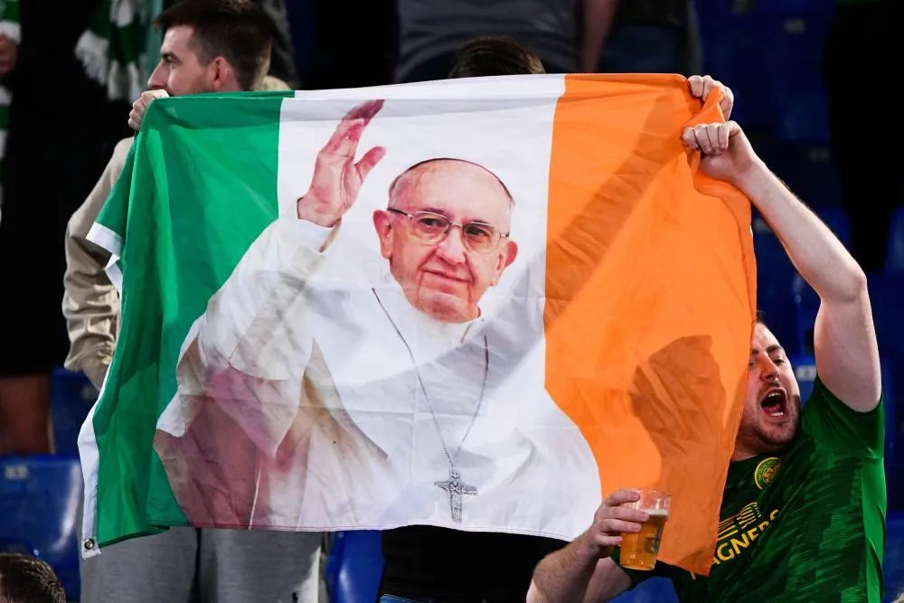 Guardiola embrasse sa médaille de finaliste, le pape aime ça