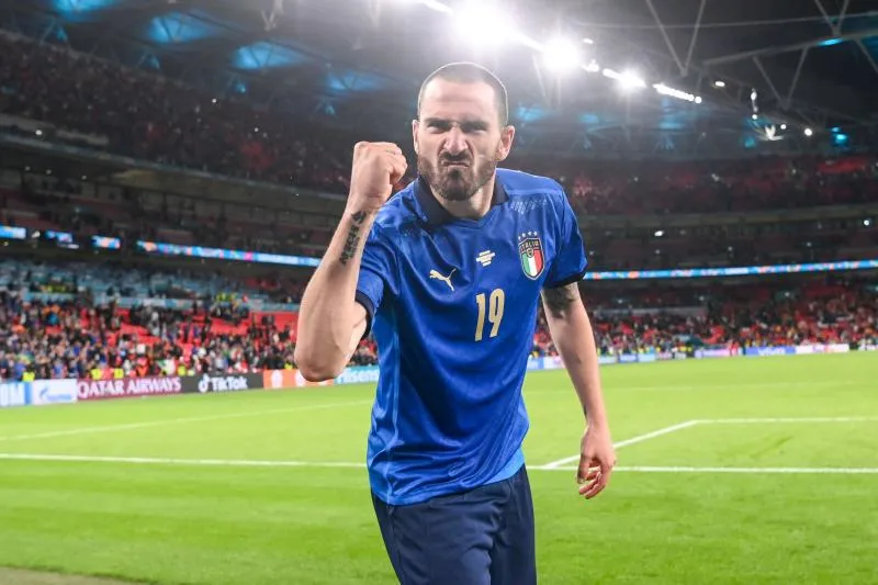 Une steward bloque Leonardo Bonucci dans les tribunes après Italie-Espagne