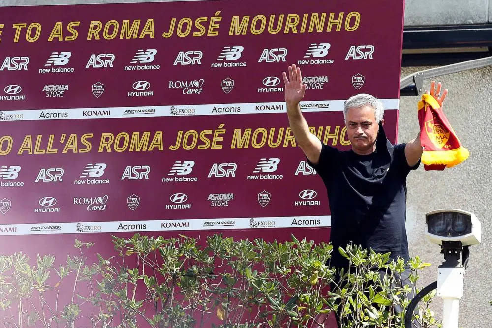 José Mourinho refait la décoration de la salle de presse pendant sa présentation