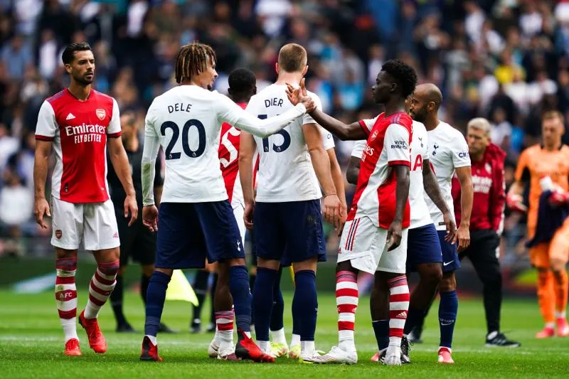 Bukayo Saka applaudi par les fans de Tottenham en amical