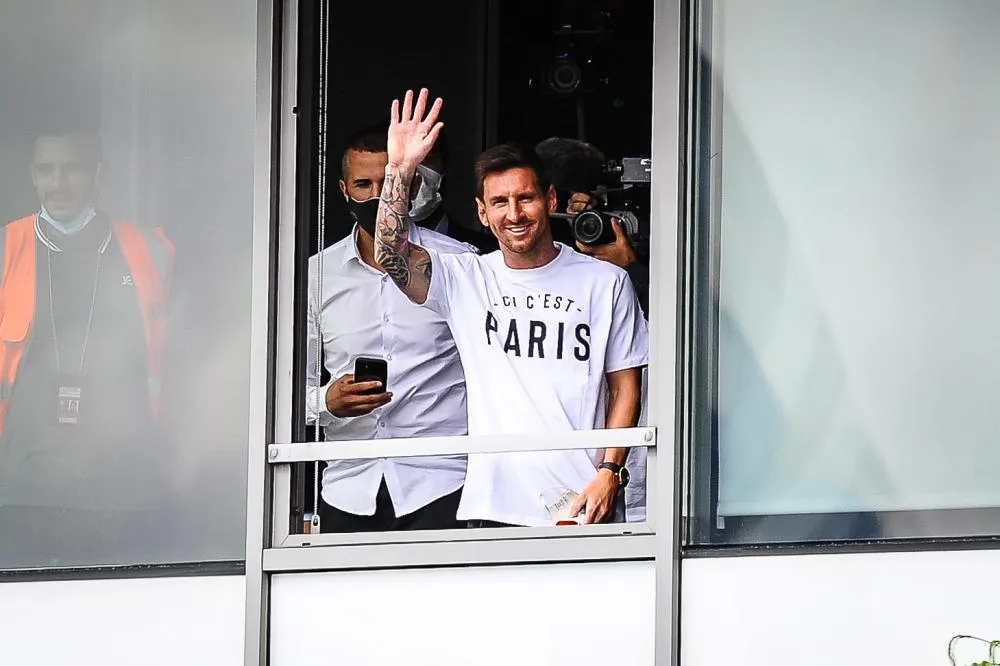 Tout juste arrivé, Messi salue la foule parisienne