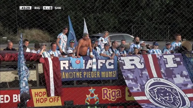 Les supporters de Riga encouragent leurs joueurs sur le toit de leur bus